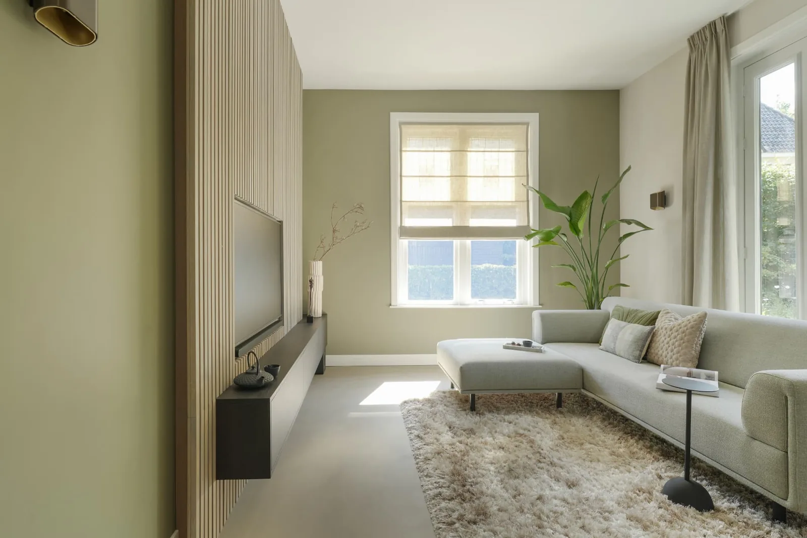 Zithoek met olijfgroene wand en lichte Corestone Nature gietvloer