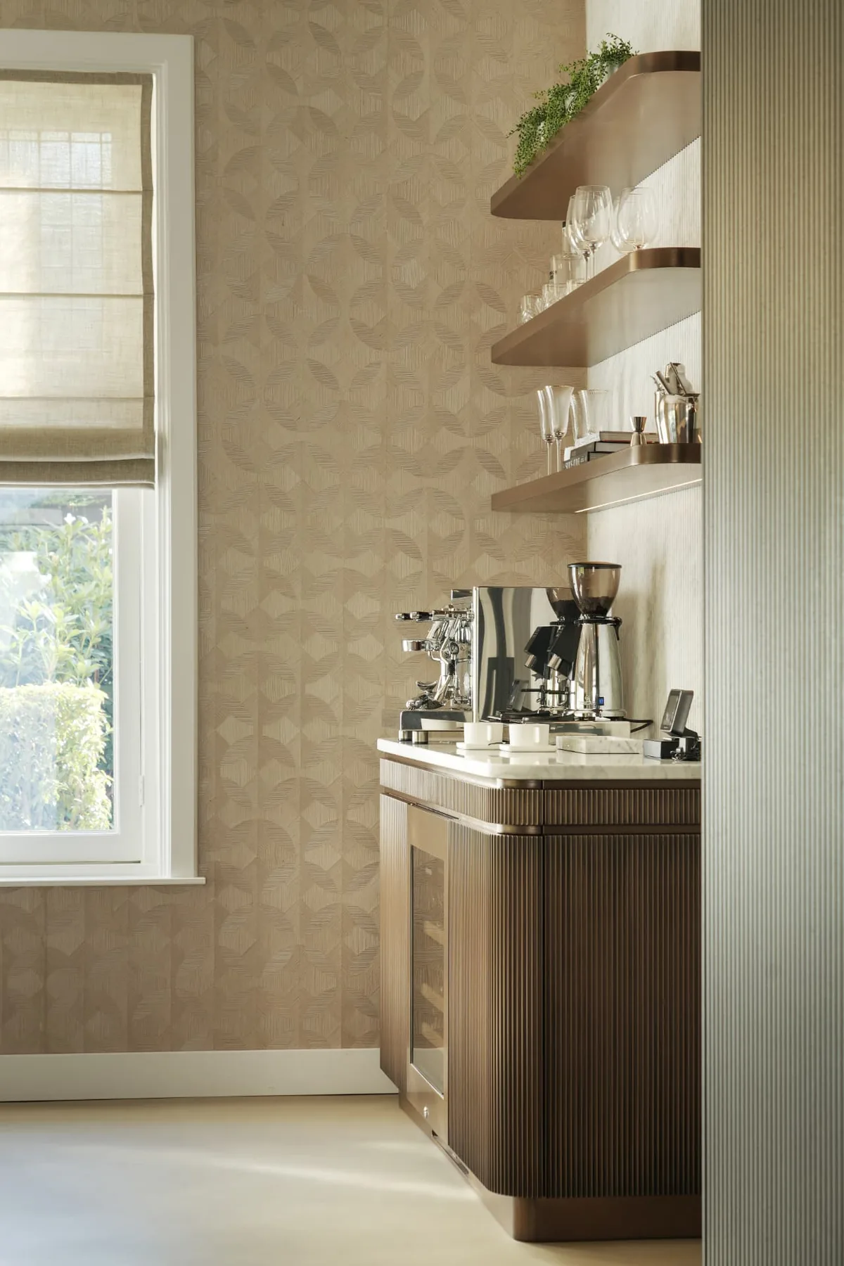 Koffiehoek met bronzen kastenwand op een lichte Corestone Nature gietvloer