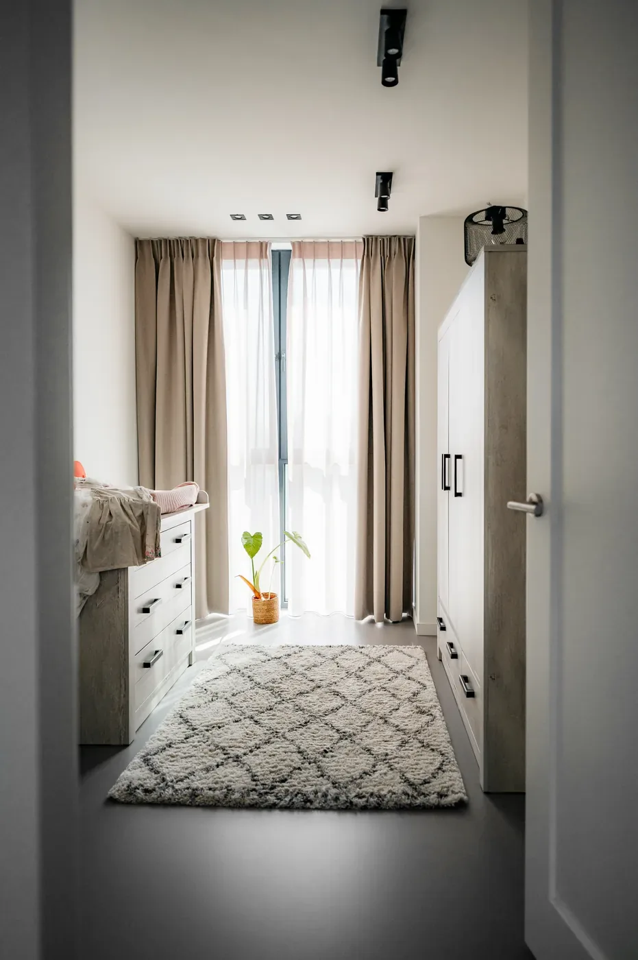 Donkere gietvloer in een slaapkamer met vloerkleed