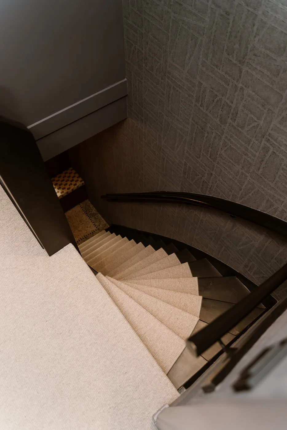 Spiltrap met beige wollen traploper van bovenaf
