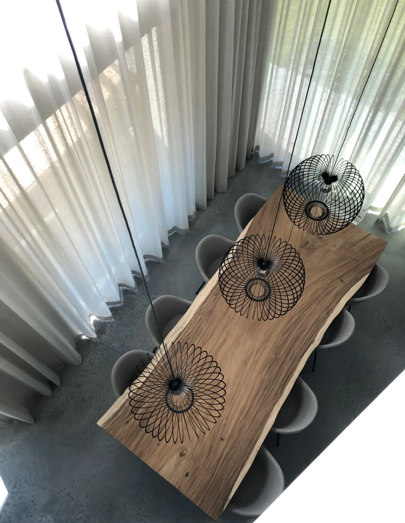 Gewolkte grijze Architop vloer onder een houten eettafel