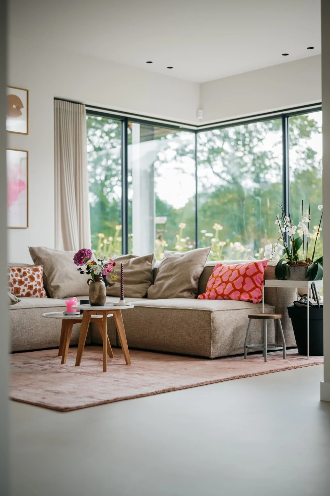 Corestone Nature gietvloer in een loungehoek met beige bank en roze vloerkleed