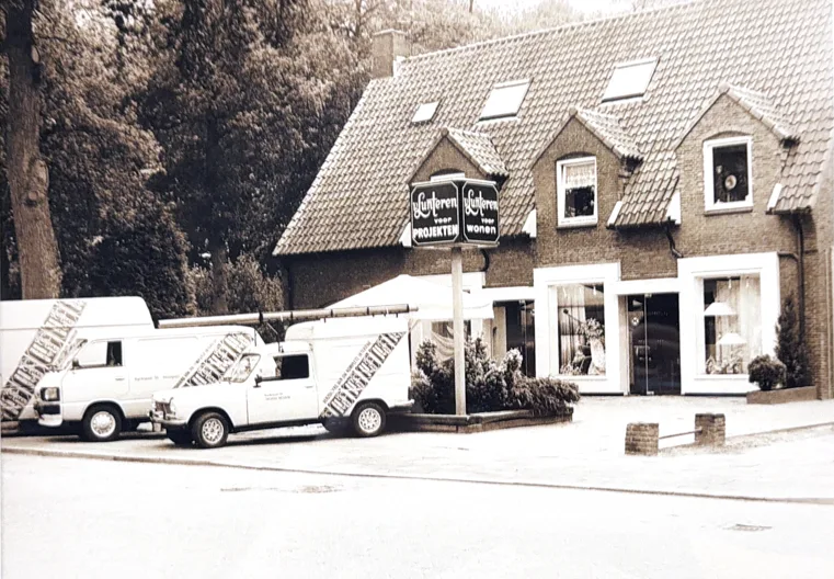 Historische foto van de winkel Lunteren voor Wonen met bestelbussen en ladders voor de deur