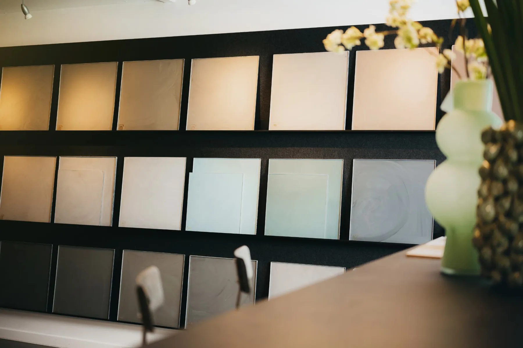 Wand met kleurstalen van gietvloeren in de showroom van M2 Vloeren in Hoogland