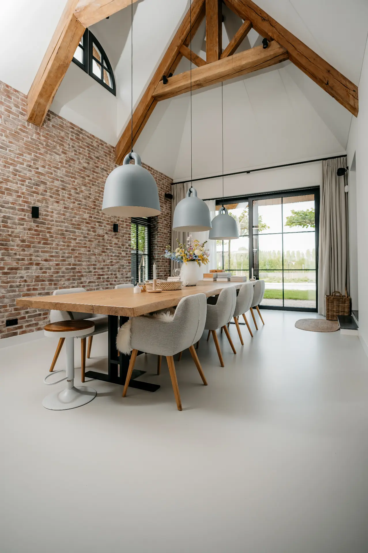 Naadloze gietvloer in een lichte woonkamer